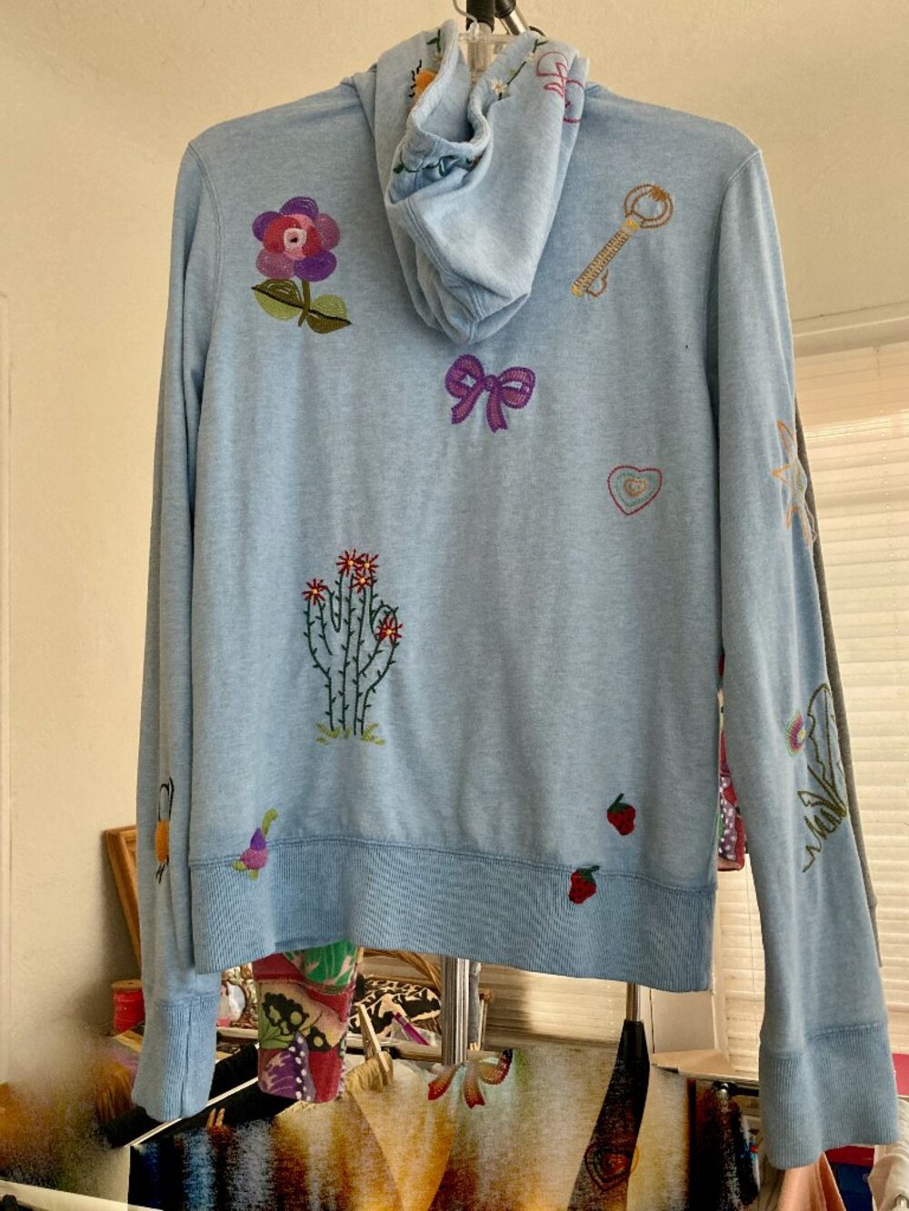 Lucky Brand heather blue floral embroidered hoodie Y2K M - Picture 2 of 3